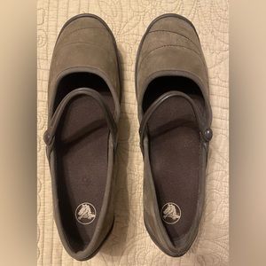 Crocs dress shoes size 11 brand new-never worn brown pump